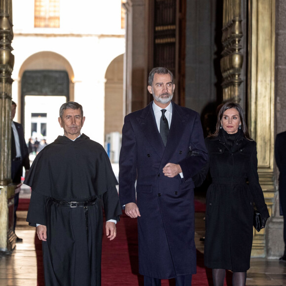 Le roi Felipe et la reine Letizia d'Espagne entrent dans la basilique pour la messe en hommage à l'infante Pilar de Bourbon au monastère de l'Escurial à Madrid, le 29 janvier 2020. La soeur de l'ancien roi d'Espagne est décédée le 8 janvier 2020.