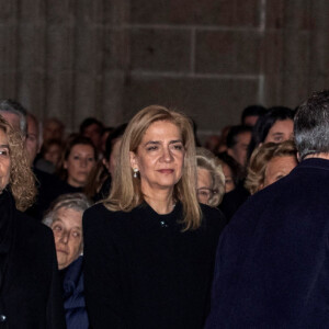 Le roi Felipe VI (qui embrasse ici son père Juan Carlos) et la reine Letizia d'Espagne, la princesse Beatrix des Pays-Bas, l'infante Elena d'Espagne, l'infante Cristina, le roi Juan Carlos Ier et la reine Sofia lors de la messe en hommage à l'infante Pilar de Bourbon dans la basilique du monastère de l'Escurial à Madrid, le 29 janvier 2020. La soeur de l'ancien roi d'Espagne est décédée le 8 janvier 2020.