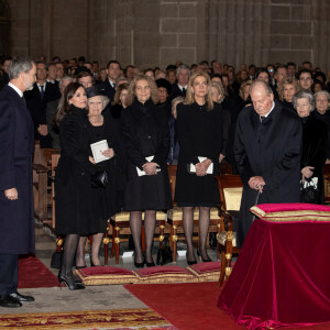 Le roi Felipe VI et la reine Letizia d'Espagne, la princesse Beatrix des Pays-Bas, l'infante Elena d'Espagne, l'infante Cristina, le roi Juan Carlos Ier et la reine Sofia lors de la messe en hommage à l'infante Pilar de Bourbon dans la basilique du monastère de l'Escurial à Madrid, le 29 janvier 2020. La soeur de l'ancien roi d'Espagne est décédée le 8 janvier 2020.