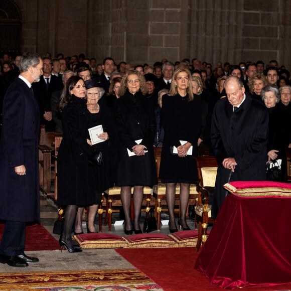 Le roi Felipe VI et la reine Letizia d'Espagne, la princesse Beatrix des Pays-Bas, l'infante Elena d'Espagne, l'infante Cristina, le roi Juan Carlos Ier et la reine Sofia lors de la messe en hommage à l'infante Pilar de Bourbon dans la basilique du monastère de l'Escurial à Madrid, le 29 janvier 2020. La soeur de l'ancien roi d'Espagne est décédée le 8 janvier 2020.