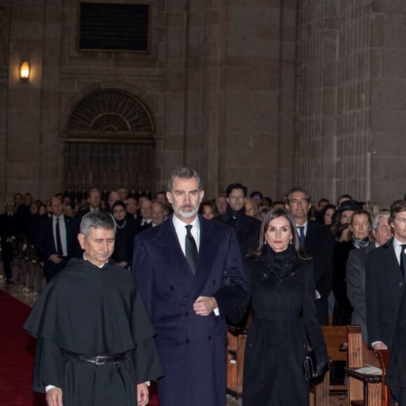 Le roi Felipe et la reine Letizia d'Espagne entrent dans la basilique pour la messe en hommage à l'infante Pilar de Bourbon au monastère de l'Escurial à Madrid, le 29 janvier 2020. La soeur de l'ancien roi d'Espagne est décédée le 8 janvier 2020.