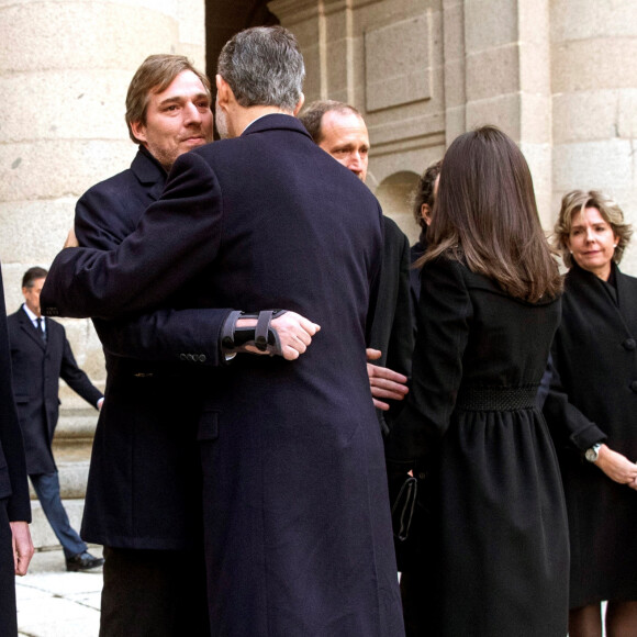 Le roi Felipe VI d'Espagne et la reine Letizia adressent leur soutien à Fernando, Luis, Bruno, Juan et Simoneta Gomez-Acebo, les enfants de la défunte, lors de la messe en hommage à l'infante Pilar de Bourbon dans la basilique du monastère de l'Escurial à Madrid, le 29 janvier 2020. La soeur de l'ancien roi d'Espagne est décédée le 8 janvier 2020.