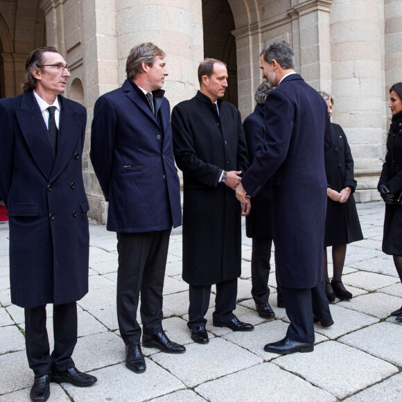 Le roi Felipe VI d'Espagne et la reine Letizia adressent leur soutien à Fernando, Luis, Bruno, Juan et Simoneta Gomez-Acebo, les enfants de la défunte, lors de la messe en hommage à l'infante Pilar de Bourbon dans la basilique du monastère de l'Escurial à Madrid, le 29 janvier 2020. La soeur de l'ancien roi d'Espagne est décédée le 8 janvier 2020.