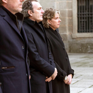 Le roi Felipe VI d'Espagne et la reine Letizia adressent leur soutien à Fernando, Luis, Bruno, Juan et Simoneta Gomez-Acebo, les enfants de la défunte, lors de la messe en hommage à l'infante Pilar de Bourbon dans la basilique du monastère de l'Escurial à Madrid, le 29 janvier 2020. La soeur de l'ancien roi d'Espagne est décédée le 8 janvier 2020.