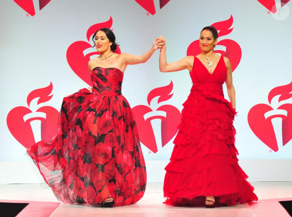 Brie Bella et Nikki Bella défilent lors de la soirée "The American Heart Association's Go Red For Women Red Dress Collection 2019" à New York le 8 février 2019.