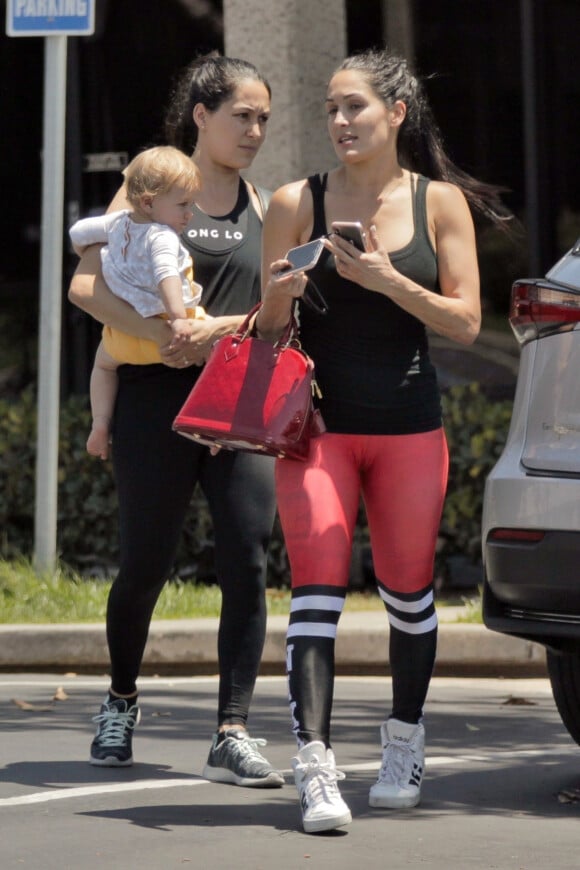 Exclusif - Nikki et Brie Bella sortent de leur cours de gym à Los Angeles. Le 2 juin 2018.