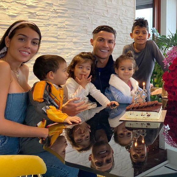 Georgina Rodriguez a fêté ses 26 ans le 27 janvier 2020, entourée de Cristiano Ronaldo, de leur fills Alana Martina et des trois enfants de CR7 Cristiano Jr et les jumeaux Eva et Mateo.