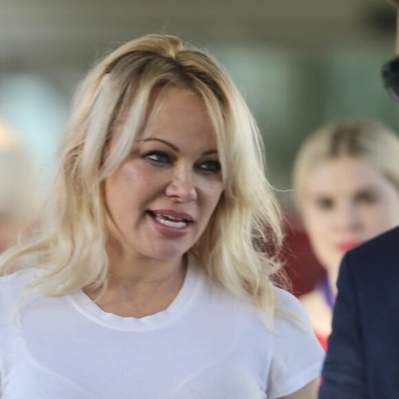 Exclusif - Pamela Anderson arrive à Gold Coast en Australie pour tourner une publicité le 25 novembre 2019.