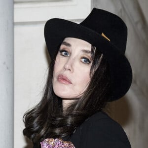 Isabelle Adjani lors de la soirée en l'honneur du don de Cindy Chao d'une broche de sa collection "Annual Butterfly" à la Galerie de Bijoux du Musée des Arts Décoratifs. Paris, le 20 janvier 2020. © Julio Piatti