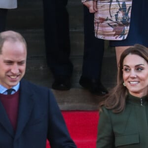 Le prince William, duc de Cambridge, et Catherine (Kate) Middleton, duchesse de Cambridge, à Centenary Square lors de leur visite à Bradford. Le duc et la duchesse se sont entretenus avec des membres du public lors d'une promenade. Bradford, le 15 janvier 2020.