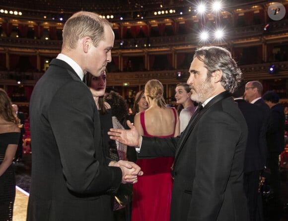 Le prince William, duc de Cambridge et Joaquin Phoenix lors de la 73e cérémonie des British Academy Film Awards (BAFTA) au Royal Albert Hall à Londres, le 2 février 2020.