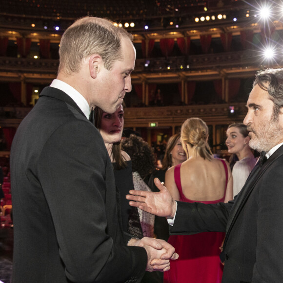 Le prince William, duc de Cambridge et Joaquin Phoenix lors de la 73e cérémonie des British Academy Film Awards (BAFTA) au Royal Albert Hall à Londres, le 2 février 2020.