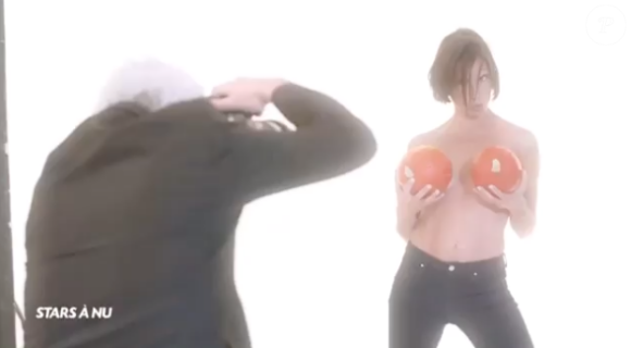 Alessandra Sublet enlève le haut pour "Stars à nu" le 7 février 2020.