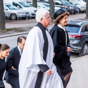 La reine Silvia de Suède, suivie par la princesse héritière Victoria et le prince Daniel, arrivant aux obsèques de Dagmar von Arbin, comtesse de Wisborg, en l'église d'Oscar à Stockholm le 4 février 2020. Décédée à 103 ans et 8 mois le 22 décembre 2019, la comtesse Dagmar était la doyenne de la maison Bernadotte.