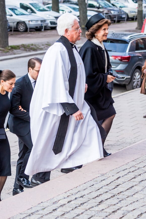 La reine Silvia de Suède, suivie par la princesse héritière Victoria et le prince Daniel, arrivant aux obsèques de Dagmar von Arbin, comtesse de Wisborg, en l'église d'Oscar à Stockholm le 4 février 2020. Décédée à 103 ans et 8 mois le 22 décembre 2019, la comtesse Dagmar était la doyenne de la maison Bernadotte.