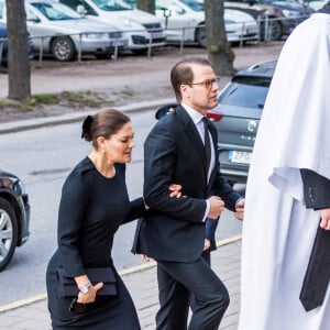 La princesse Victoria de Suède arrive au bras de son mari le prince Daniel aux obsèques de Dagmar von Arbin, comtesse de Wisborg, en l'église d'Oscar à Stockholm le 4 février 2020. Décédée à 103 ans et 8 mois le 22 décembre 2019, la comtesse Dagmar était la doyenne de la maison Bernadotte.