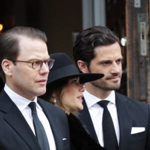 La famille royale de Suède (de g. à d. : la reine Silvia, la princesse Victoria, le prince Daniel, la princesse Sofia, le prince Carl Philip et le roi Carl XVI Gustaf) aux obsèques de Dagmar von Arbin, comtesse de Wisborg, en l'église d'Oscar à Stockholm le 4 février 2020. Décédée à 103 ans et 8 mois le 22 décembre 2019, la comtesse Dagmar était la doyenne de la maison Bernadotte.