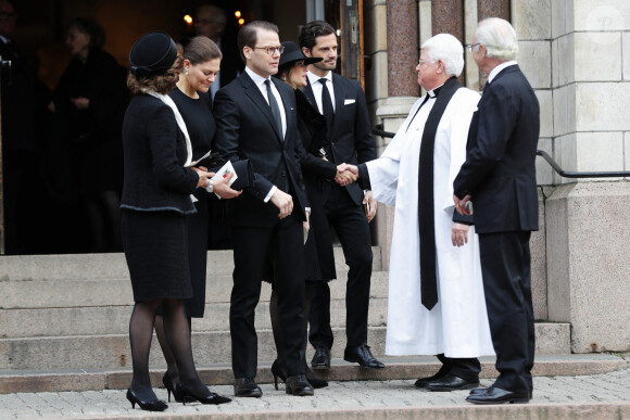 La famille royale de Suède (de g. à d. : la reine Silvia, la princesse Victoria, le prince Daniel, la princesse Sofia, le prince Carl Philip et le roi Carl XVI Gustaf) aux obsèques de Dagmar von Arbin, comtesse de Wisborg, en l'église d'Oscar à Stockholm le 4 février 2020. Décédée à 103 ans et 8 mois le 22 décembre 2019, la comtesse Dagmar était la doyenne de la maison Bernadotte.