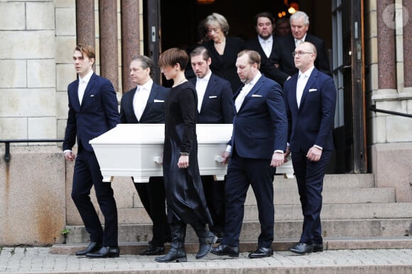 Les petits-enfants de Dagmar von Arbin, comtesse de Wisborg, portant son cercueil à la sortie de ses obsèques célébrées en l'église d'Oscar à Stockholm le 4 février 2020. Décédée à 103 ans et 8 mois le 22 décembre 2019, la comtesse Dagmar était la doyenne de la maison Bernadotte.