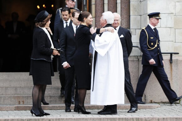 La famille royale de Suède (de g. à d. : la reine Silvia, le prince Carl Philip, le prince Daniel, la princesse Victoria et le roi Carl XVI Gustaf) aux obsèques de Dagmar von Arbin, comtesse de Wisborg, en l'église d'Oscar à Stockholm le 4 février 2020. Décédée à 103 ans et 8 mois le 22 décembre 2019, la comtesse Dagmar était la doyenne de la maison Bernadotte.