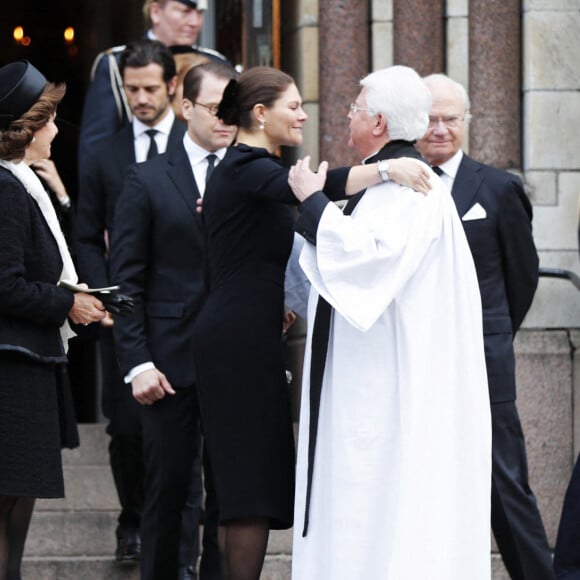 La famille royale de Suède (de g. à d. : la reine Silvia, le prince Carl Philip, le prince Daniel, la princesse Victoria et le roi Carl XVI Gustaf) aux obsèques de Dagmar von Arbin, comtesse de Wisborg, en l'église d'Oscar à Stockholm le 4 février 2020. Décédée à 103 ans et 8 mois le 22 décembre 2019, la comtesse Dagmar était la doyenne de la maison Bernadotte.