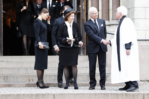 La famille royale de Suède (de g. à d. : la princesse Victoria, la reine Silvia et le roi Carl XVI Gustaf) aux obsèques de Dagmar von Arbin, comtesse de Wisborg, en l'église d'Oscar à Stockholm le 4 février 2020. Décédée à 103 ans et 8 mois le 22 décembre 2019, la comtesse Dagmar était la doyenne de la maison Bernadotte.