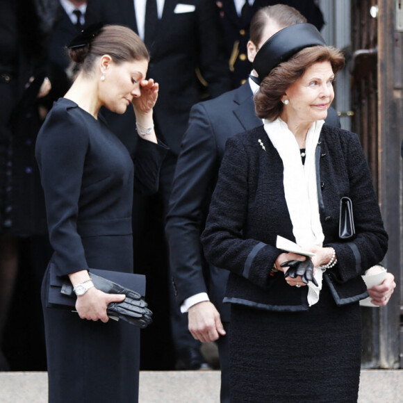 La famille royale de Suède (de g. à d. : la princesse Victoria, la reine Silvia et le roi Carl XVI Gustaf) aux obsèques de Dagmar von Arbin, comtesse de Wisborg, en l'église d'Oscar à Stockholm le 4 février 2020. Décédée à 103 ans et 8 mois le 22 décembre 2019, la comtesse Dagmar était la doyenne de la maison Bernadotte.