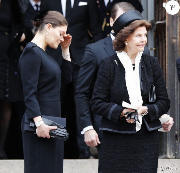 La famille royale de Suède (de g. à d. : la princesse Victoria, la reine Silvia et le roi Carl XVI Gustaf) aux obsèques de Dagmar von Arbin, comtesse de Wisborg, en l'église d'Oscar à Stockholm le 4 février 2020. Décédée à 103 ans et 8 mois le 22 décembre 2019, la comtesse Dagmar était la doyenne de la maison Bernadotte.