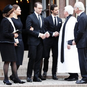 La famille royale de Suède (de g. à d. : la reine Silvia, la princesse Victoria, le prince Daniel, le prince Carl Philip et le roi Carl XVI Gustaf) aux obsèques de Dagmar von Arbin, comtesse de Wisborg, en l'église d'Oscar à Stockholm le 4 février 2020. Décédée à 103 ans et 8 mois le 22 décembre 2019, la comtesse Dagmar était la doyenne de la maison Bernadotte.