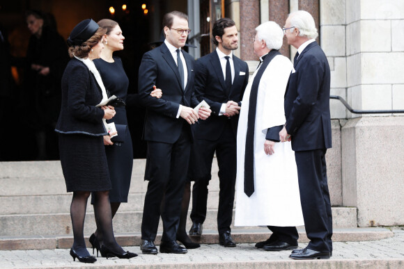La famille royale de Suède (de g. à d. : la reine Silvia, la princesse Victoria, le prince Daniel, le prince Carl Philip et le roi Carl XVI Gustaf) aux obsèques de Dagmar von Arbin, comtesse de Wisborg, en l'église d'Oscar à Stockholm le 4 février 2020. Décédée à 103 ans et 8 mois le 22 décembre 2019, la comtesse Dagmar était la doyenne de la maison Bernadotte.