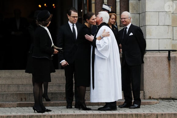 La famille royale de Suède (de g. à d. : la reine Silvia, le prince Daniel, la princesse Victoria et le roi Carl XVI Gustaf) aux obsèques de Dagmar von Arbin, comtesse de Wisborg, en l'église d'Oscar à Stockholm le 4 février 2020. Décédée à 103 ans et 8 mois le 22 décembre 2019, la comtesse Dagmar était la doyenne de la maison Bernadotte.