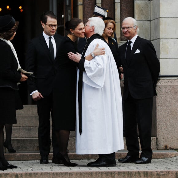 La famille royale de Suède (de g. à d. : la reine Silvia, le prince Daniel, la princesse Victoria et le roi Carl XVI Gustaf) aux obsèques de Dagmar von Arbin, comtesse de Wisborg, en l'église d'Oscar à Stockholm le 4 février 2020. Décédée à 103 ans et 8 mois le 22 décembre 2019, la comtesse Dagmar était la doyenne de la maison Bernadotte.