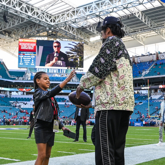 Jay-Z et sa fille Blue Ivy Carter lors du Super Bowl LIV opposant les San Francisco 49ers aux Kansas City Chiefs, au Hard Rock Stadium. Miami, le 2 février 2020.