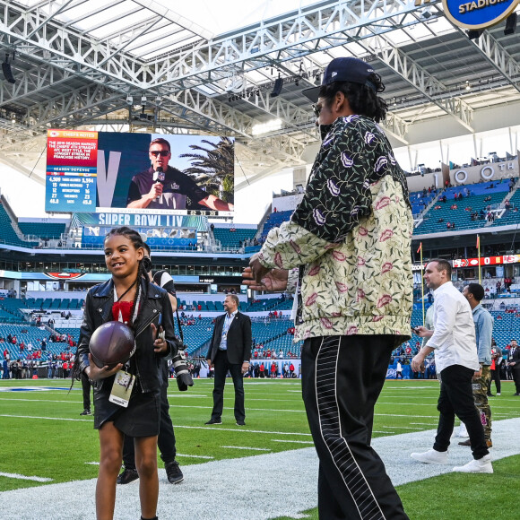 Jay-Z et sa fille Blue Ivy Carter lors du Super Bowl LIV opposant les San Francisco 49ers aux Kansas City Chiefs, au Hard Rock Stadium. Miami, le 2 février 2020.