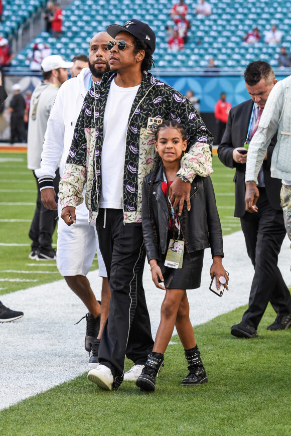 Jay-Z et sa fille Blue Ivy Carter lors du Super Bowl LIV opposant les San Francisco 49ers aux Kansas City Chiefs, au Hard Rock Stadium. Miami, le 2 février 2020.