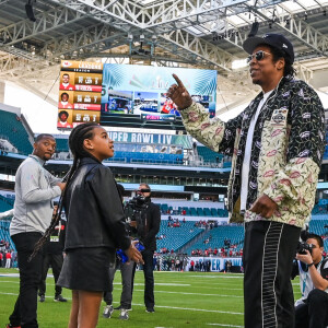 Jay-Z et sa fille Blue Ivy Carter lors du Super Bowl LIV opposant les San Francisco 49ers aux Kansas City Chiefs, au Hard Rock Stadium. Miami, le 2 février 2020.