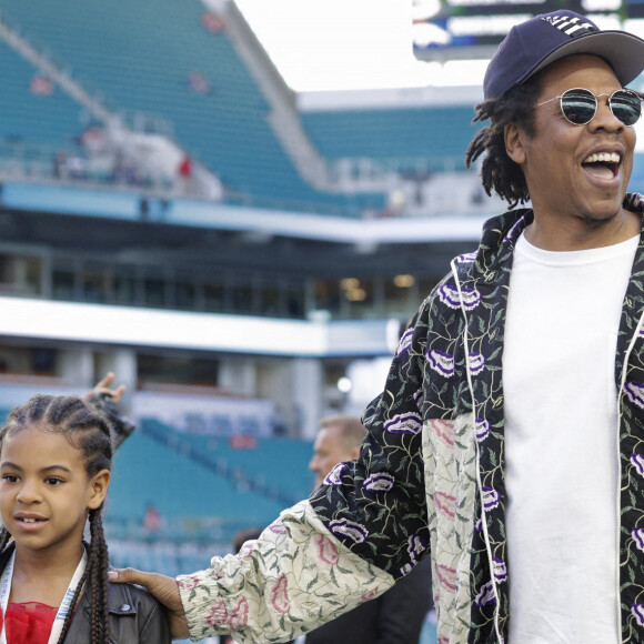 Jay-Z et sa fille Blue Ivy Carter lors du Super Bowl LIV opposant les San Francisco 49ers aux Kansas City Chiefs, au Hard Rock Stadium. Miami, le 2 février 2020.