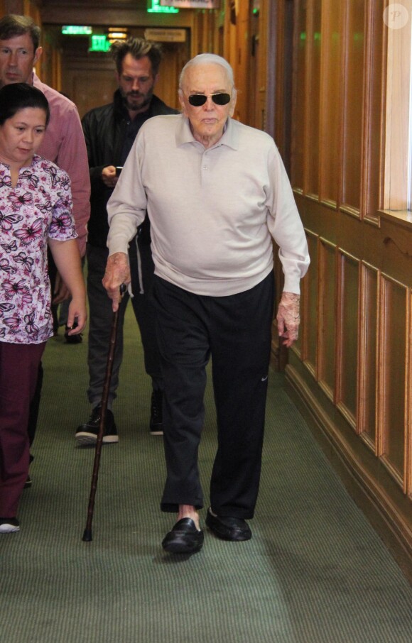 Kirk Douglas à la sortie d'un centre médical à Beverly Hills, le 30 mars 2015.