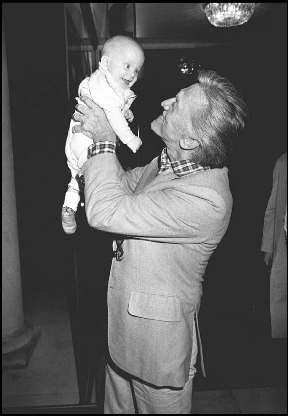Kirk Douglas est décédé à 103 ans, le 5 février 2020 - Archives- Kirk Douglas et son petit fils Cameron au Festival de Cannes en 1979. 