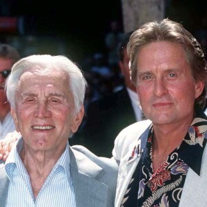 Kirk Douglas est décédé à 103 ans, le 5 février 2020 - Kirk et Michael Douglas à Los Angeles, photo non datée. 