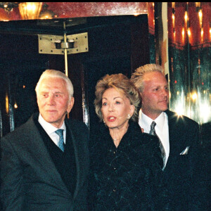 Kirk Douglas est décédé à 103 ans, le 5 février 2020 -Archives- Kirk Douglas, Diana et Eric à Beverly Hills en 2000. 