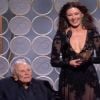 Kirk Douglas (101 ans) sur scène avec sa belle-fille Catherine Zeta-Jones pour présenter le Golden Globe du meilleur scénario lors de la 75ème cérémonie annuelle des Golden Globe Awards au Beverly Hilton Hotel à Los Angeles, le 7 janvier 2018.