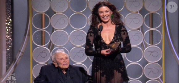 Kirk Douglas (101 ans) sur scène avec sa belle-fille Catherine Zeta-Jones pour présenter le Golden Globe du meilleur scénario lors de la 75ème cérémonie annuelle des Golden Globe Awards au Beverly Hilton Hotel à Los Angeles, le 7 janvier 2018.