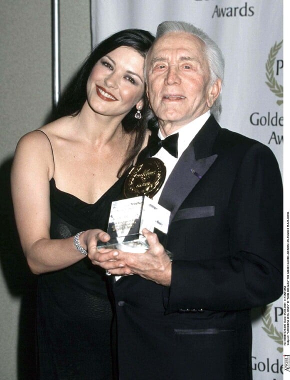 Catherine Zeta Jones et Kirk Douglas le 5 mars 2001 à Los Angeles. 