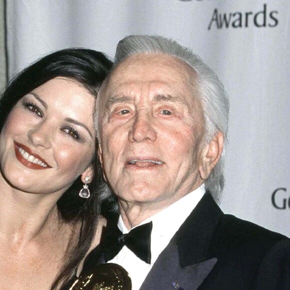Catherine Zeta Jones et Kirk Douglas le 5 mars 2001 à Los Angeles. 