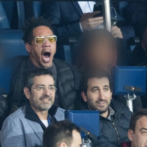 Joey Starr (JoeyStarr) et ses fils Mathis Morville et Khalil Morville dans les tribunes du Parc des Princes lors du match de Coupe de France opposant le Paris Saint-Germain contre Dijon Football Côte-d'Or à Paris, France, le 26 février 2019.