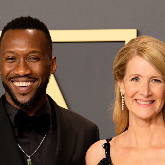 Mahershala Ali et Laura Dern, lauréate de la meilleure actrice dans un second rôle pour "Marriage Story" au photocall de la Press Room de la 92ème cérémonie des Oscars 2019 au Hollywood and Highland à Los Angeles, Californie, Etats-Unis, le 9 février 2020.