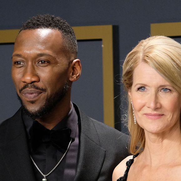 Mahershala Ali et Laura Dern, lauréate de la meilleure actrice dans un second rôle pour "Marriage Story" au photocall de la Press Room de la 92ème cérémonie des Oscars 2019 au Hollywood and Highland à Los Angeles, Californie, Etats-Unis, le 9 février 2020.