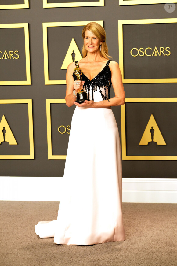 Laura Dern, lauréate de la meilleure actrice dans un second rôle pour "Marriage Story" au photocall de la Press Room de la 92ème cérémonie des Oscars 2019 au Hollywood and Highland à Los Angeles, Californie, Etats-Unis, le 9 février 2020.
