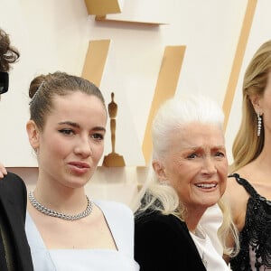 Laura Dern avec ses enfants Jaya Harper, Ellery Harper et sa mère Diane Ladd lors du photocall des arrivées de la 92ème cérémonie des Oscars 2019 au Hollywood and Highland à Los Angeles, Californie, Etats-Unis, le 9 février 2020.